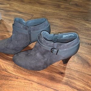 8.5 Karen Scott gray heeled booties